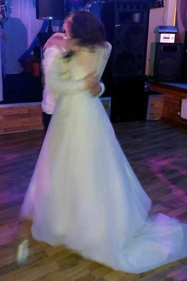 They had just gotten married and were on the dance floor when the guests saw something at the bride’s feet.