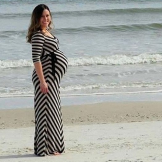 A pregnant woman takes a gorgeous image