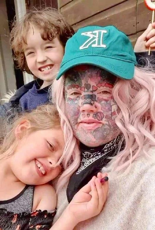 Mom with over 800 tattoos called a ‘freak’ struggles to secure a job because of her look.