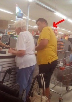 Father commits and act of generosity for this elderly woman at the grocery store